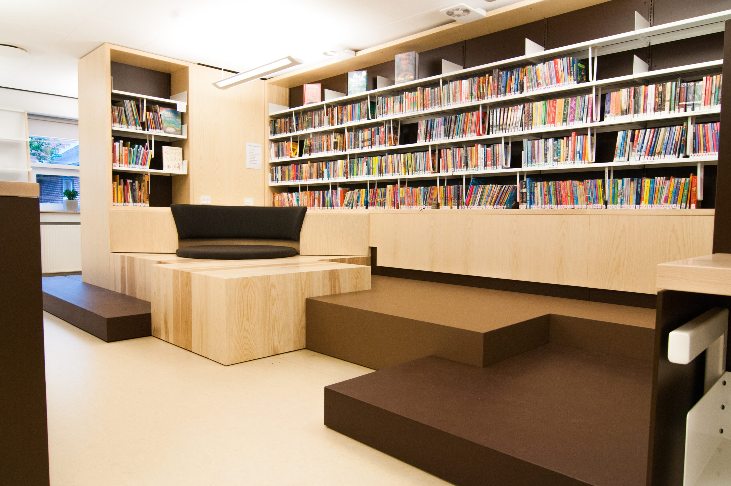 bibliotek-læringscenter på den internationale skole i billund. Magnet-bogstaver kan leges med på indersiden. bøger kan udstilles på ydersiden